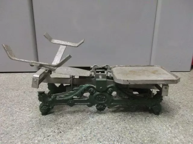 Antiek Weegschaal groen Antiek Weegschaal groen