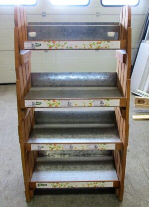 Rek met zink schappen