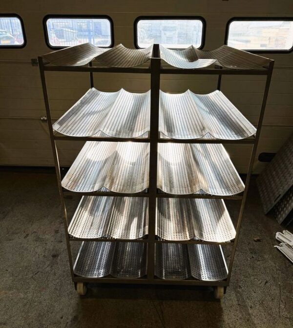 Transportwagen met geperforeerde platen 